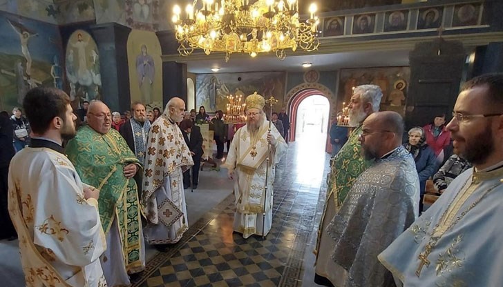 Църквата е строена като умален модел на храма "Александър Невски" в София Църквата е строена като умален модел на храма "Александър Невски" в София