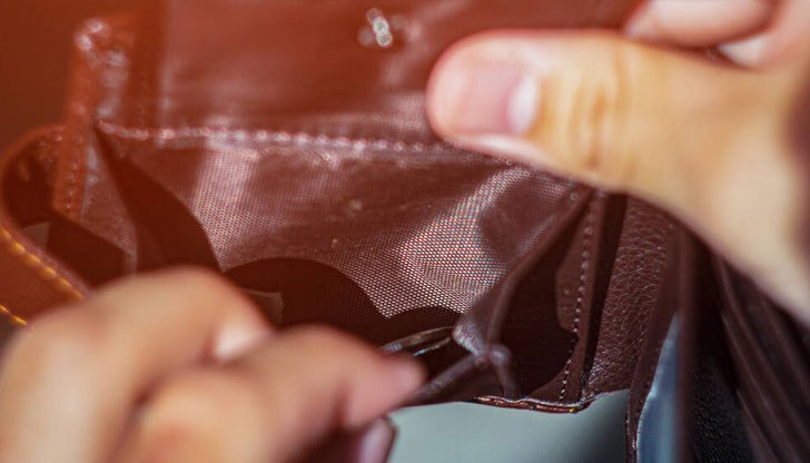 От дамската ѝ чанта липсват предмети за близо 300 лева