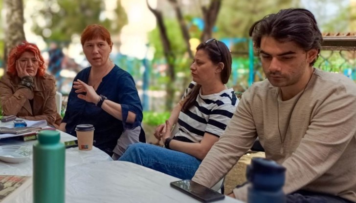 Сценографката Мариета Голомехова ще създаде с тях сценична среда за публичния показ