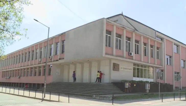 Двама мъже нахлуха в русенското училище, за да се саморазправят с 13-годишно дете