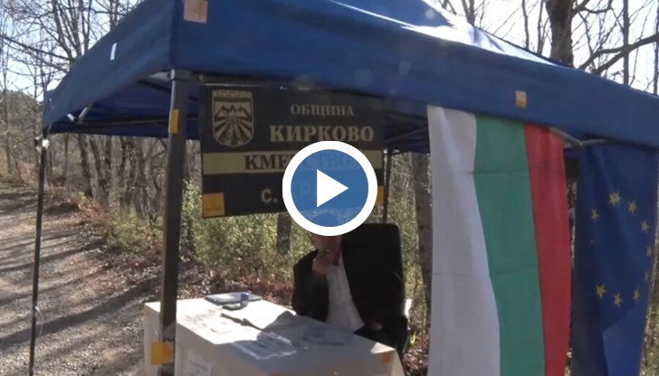 В знак на протест кмет напусна канцеларията си и се премести да работи на пътя