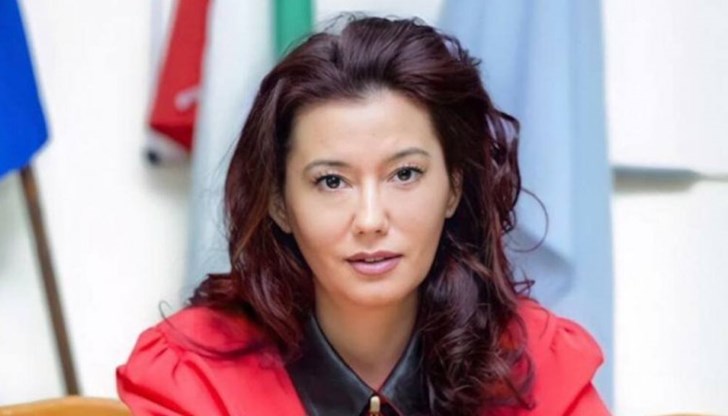 Динева се смята за човек на проф. Костадин Ангелов - здравното острие на ГЕРБ и председател на здравната комисия в парламента Динева се смята за човек на проф. Костадин Ангелов - здравното острие на ГЕРБ и председател на здравната комисия в парламента