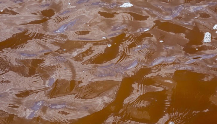 Мъжът е ловял риба, когато паднал във водата Мъжът е ловял риба, когато паднал във водата