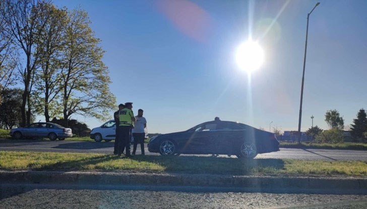 Мъж е с фрактура на черепа след сблъсъка на два леки автомобила