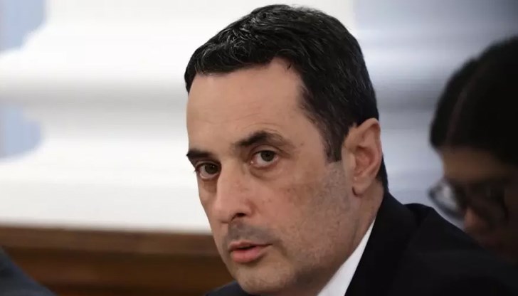 Причината е това, че с решението си да остане в служебното правителство той е нарушил Устава на партията