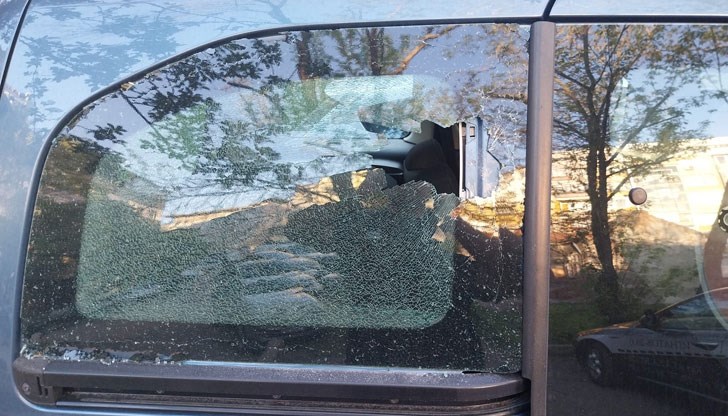 Мъжът е заварил колата си със счупен страничен прозорец
