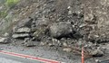 Свлачище затруднява трафика в Прохода на Републиката