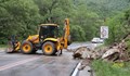 Свлачище затвори временно пътя в Кресненското дефиле