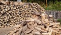 Откриха нелегални дърва в двор в село Пет Кладенци