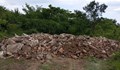 Камион изхвърля строителни отпадъци в местността "Христо Македонски"
