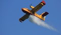 Противопожарен самолет заля с вода туристи в Гърция