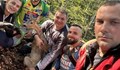 Младежи извадиха сърничка от дълбок ров
