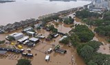 Жертвите на наводненията в Бразилия вече са 75