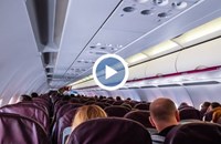 Спипаха жена в багажното отделение над седалките в самолет