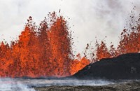 Вулкан в Исландия бълва потоци лава на 50 метра височина