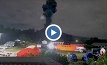 Вулканът Ибу изхвърли 6-километров стълб пепел