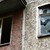 Деца изпочупиха прозорците на къща във Ветово