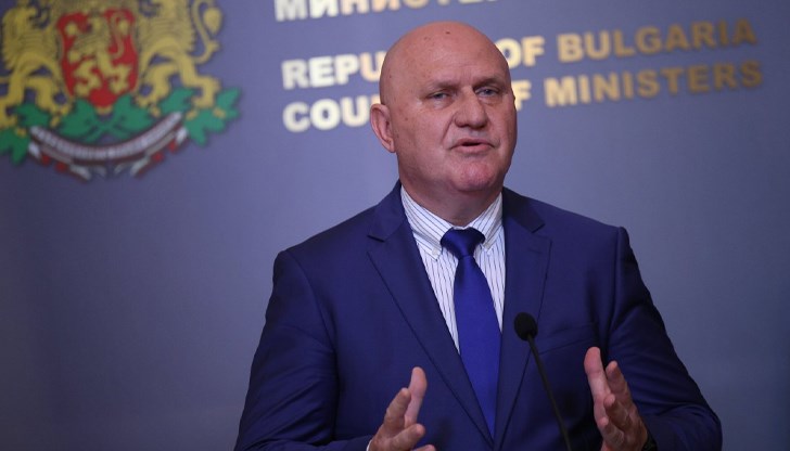 Днешният изпит е организиран от близо 13 000 квестори, които след определен час са имали достъп до тази информация, посочи той Днешният изпит е организиран от близо 13 000 квестори, които след определен час са имали достъп до тази информация, посочи той