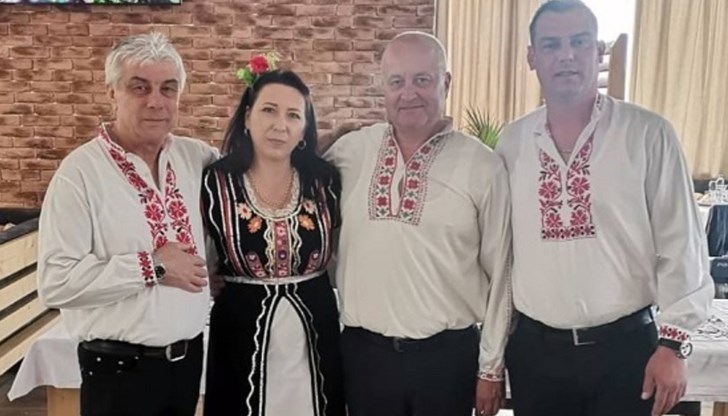 Изпълнители в оркестъра са Гошо Ангелов – клавир, Иван Иванов – гайда, Теменужка Черникава – вокал, и Мартин Ангелов - вокал