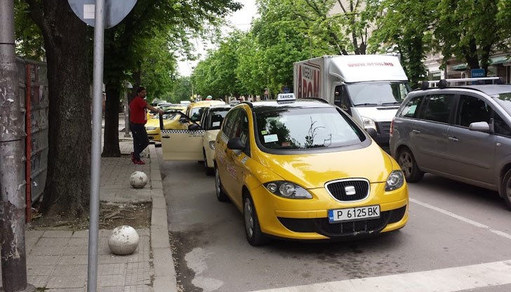 В колата е проникнато чрез взлом на ветроупорни стъкла В колата е проникнато чрез взлом на ветроупорни стъкла