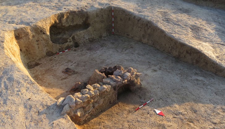 Открити са вкопани жилищни и стопански постройки, както и няколко ями