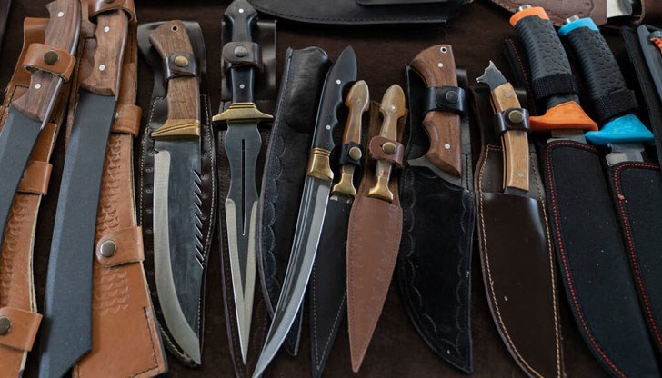 Калоян Яков показва как се прави векторен файл на нож, необходим за лазерно или водно рязане