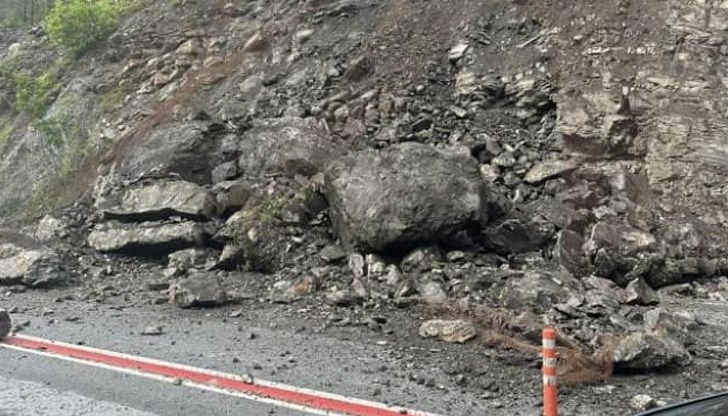 Камъни и земна маса блокират изцяло едното пътно платно
