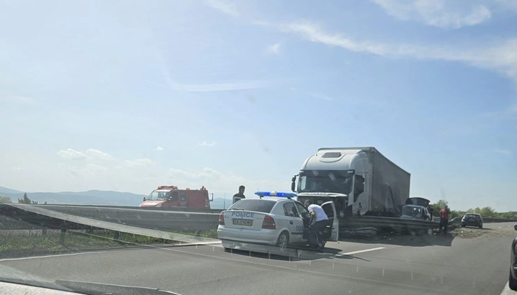 Камионът е смачкал в мантинелата лекия автомобил
