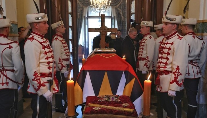 Церемонията ще бъде в тесен семеен кръг Церемонията ще бъде в тесен семеен кръг