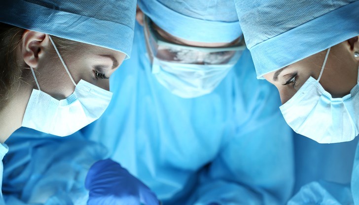Води се разследване срещу хирурга