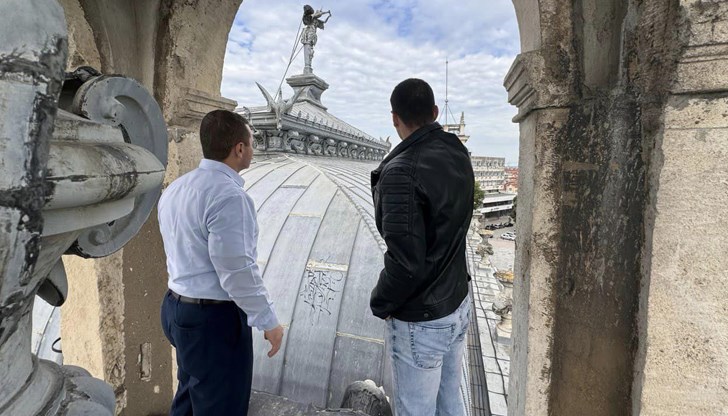 Реставрацията на фасадата напредва бързо, а след месец ще започне и ремонтът на покрива, обясни кметът на Русе