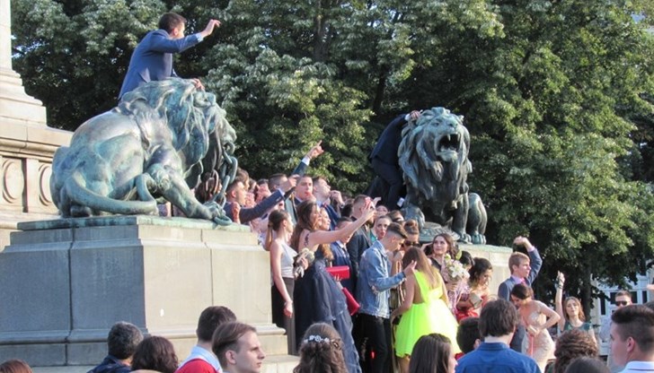 Най-много училища са избрали да направят баловете си на празника 24 май Най-много училища са избрали да направят баловете си на празника 24 май