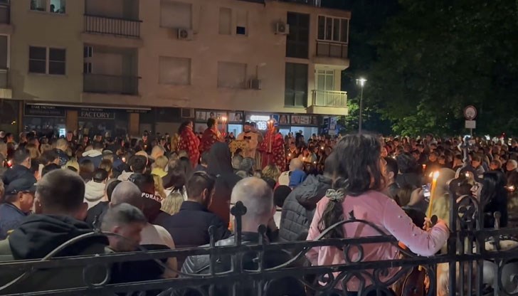 Благодатният огън от Йерусалим пристигна в Русе от Румъния