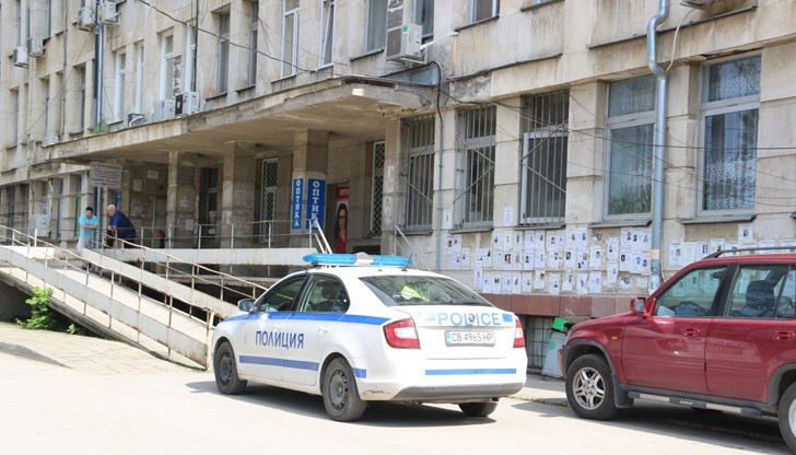 Мъжът е счупил прозорците на аптеката с желязна тръба