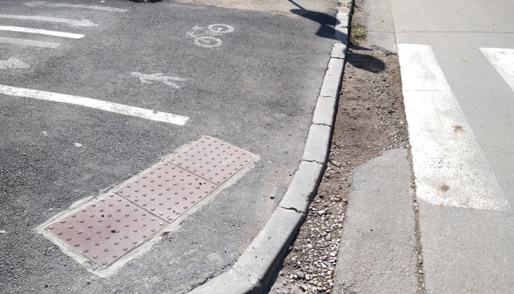 Некачественото изпълнение касае тротоари, бордюри и велоалеи в района на комплекс „Париж“