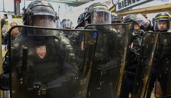 Полицейският служител е бил прострелян