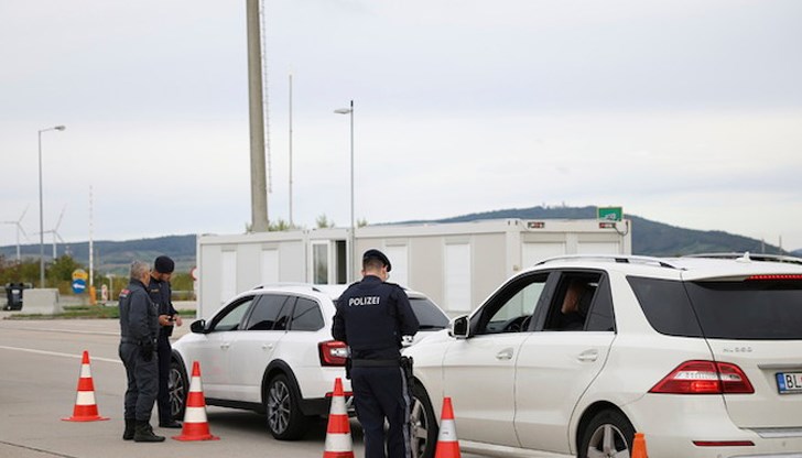 Три двойни етажа са били прикрепени към долната част на влекача на автомобила, с който мигрантите са били превозвани Три двойни етажа са били прикрепени към долната част на влекача на автомобила, с който мигрантите са били превозвани