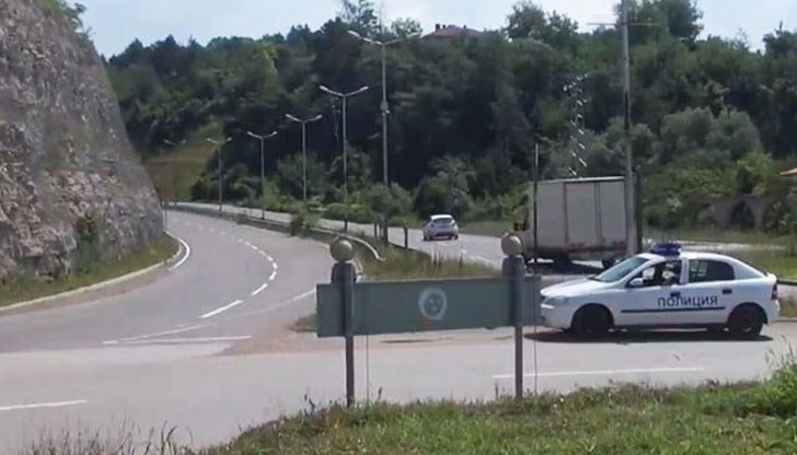 Мотористът и спътничката му са се блъснали в бордюр на "Тортата"