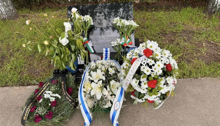 Паметната плоча на стадион “Дунав” ще ни напомня винаги за слънчевото момче, заяви кметът на Русе