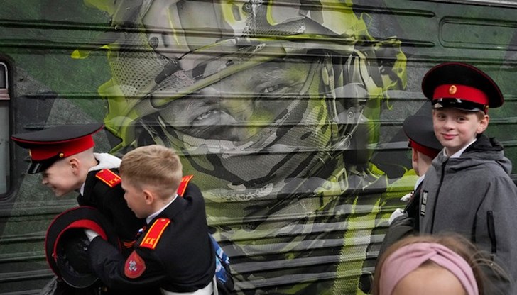 Тийнейджъри в камуфлажни униформи се редуваха да стрелят с оръжия