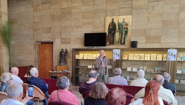 Експозицията ще остане в библиотеката и през месец юни