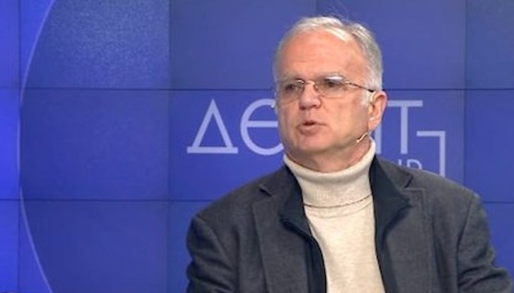 По думите му с изказването си за изпращането на сухопътни войски Макрон е обединил всички политически партии във Франция срещу него