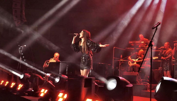 В петък следобед певицата и половинката ѝ – барабанистът Венелин Венков, са имали среща с шефа си