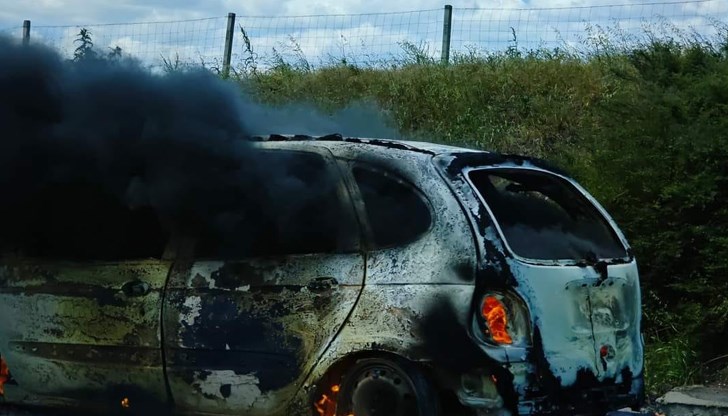 Автомобилът е пламнал в аварийната лента