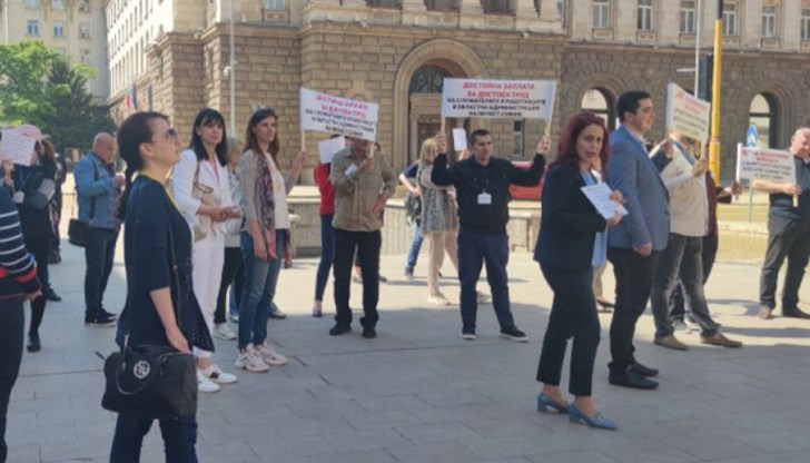 Протестиращите настояват за по-високи заплати Протестиращите настояват за по-високи заплати