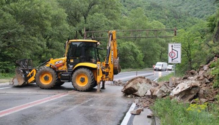 Скална маса се срути на пътя