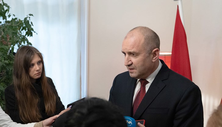 Хора, които през живота си са стискали само детско пистолетче, вземат решения за изпращане на оръжия, и решения, които могат да доведат до риск за живота на други хора, посочи президентът