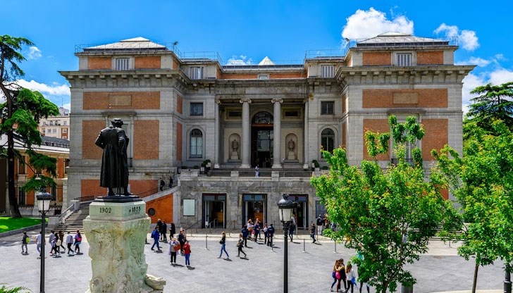 Озаглавено "Ecce Homo", тъмното платно изобразява окървавения Исус, който носи трънен венец