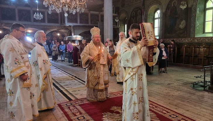 В края на службата владиката поздрави християните със своето Пасхално послание