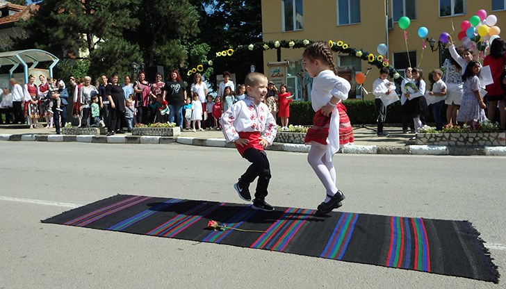 В празничната програма се включиха и малчуганите от ДГ „Баба Тонка“